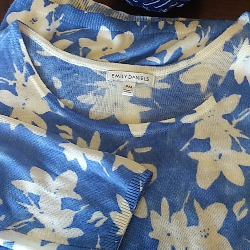 Blue and White Floral 3/4 Sleeves Sweater Top by Emily Daniels. Size PM - Picture 14 of 15
